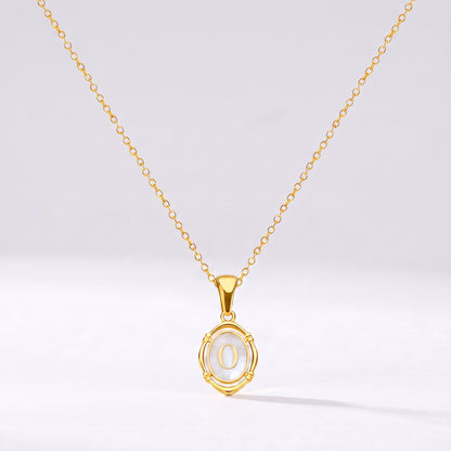 Colar oval com letra personalizada O dourado