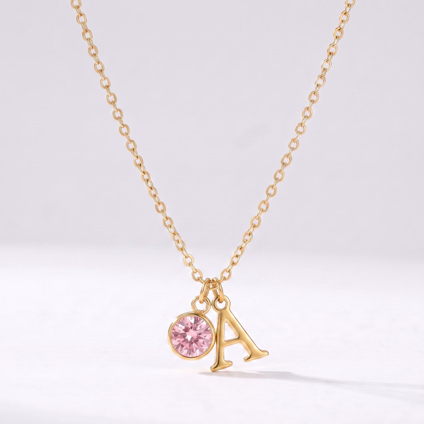 Colar letra A dourado com pedra de nascimento Outubro — Turmalina Rosa