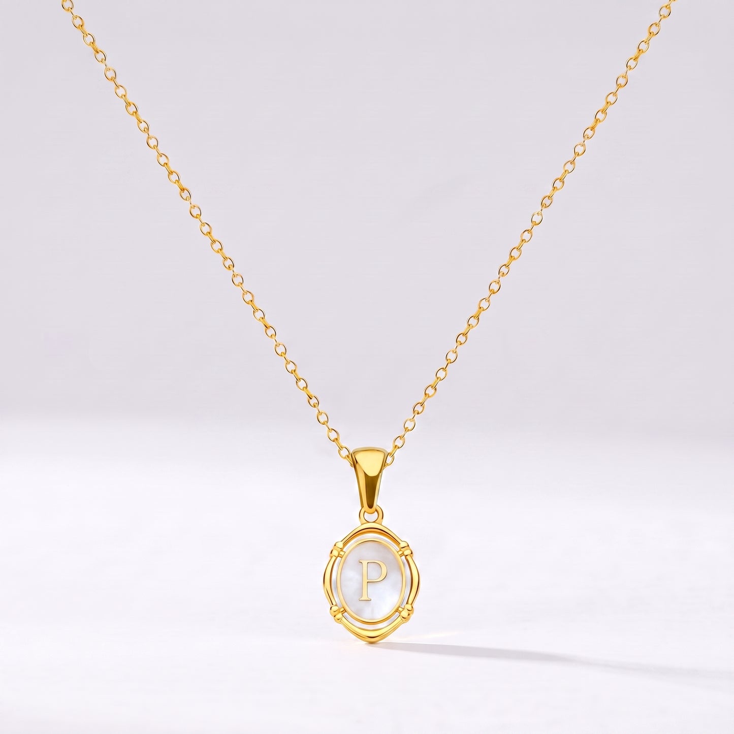 Colar oval com letra personalizada P dourado