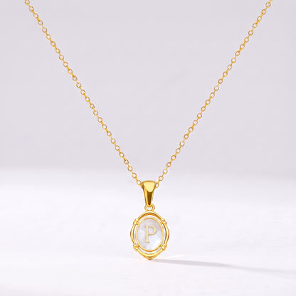 Colar oval com letra personalizada P dourado