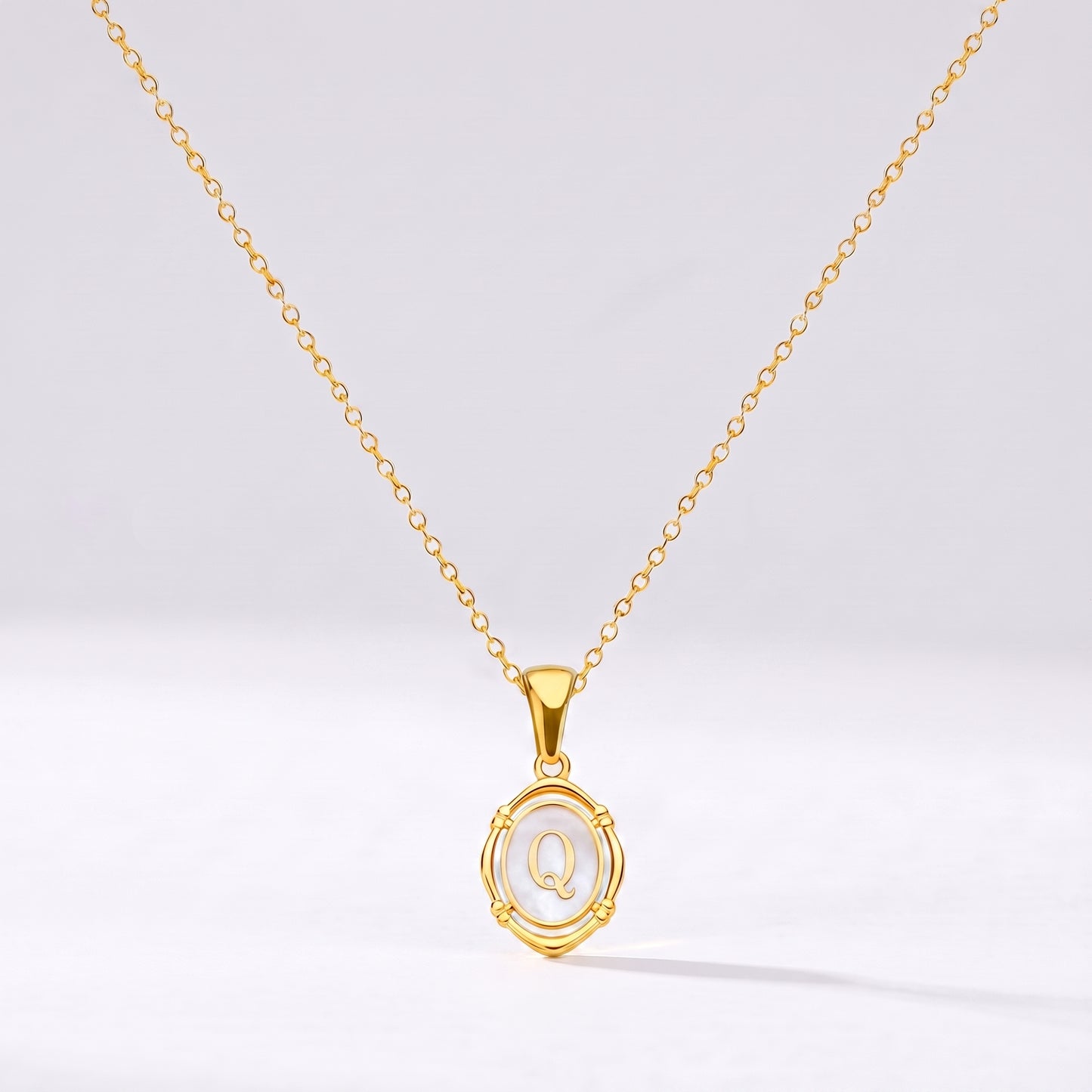 Colar oval com letra personalizada Q dourado