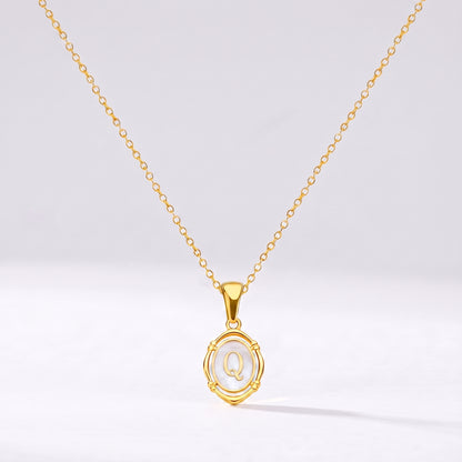 Colar oval com letra personalizada Q dourado