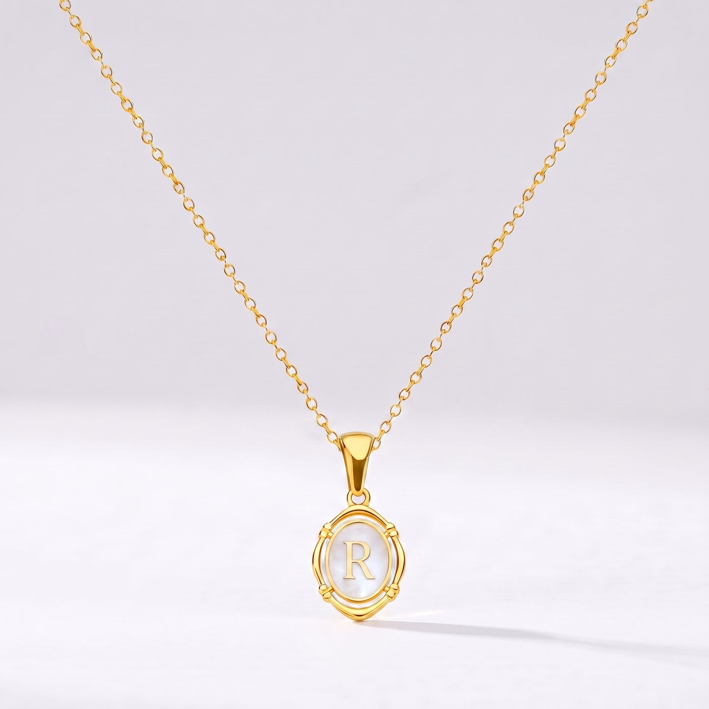 Colar oval com letra personalizada R dourado