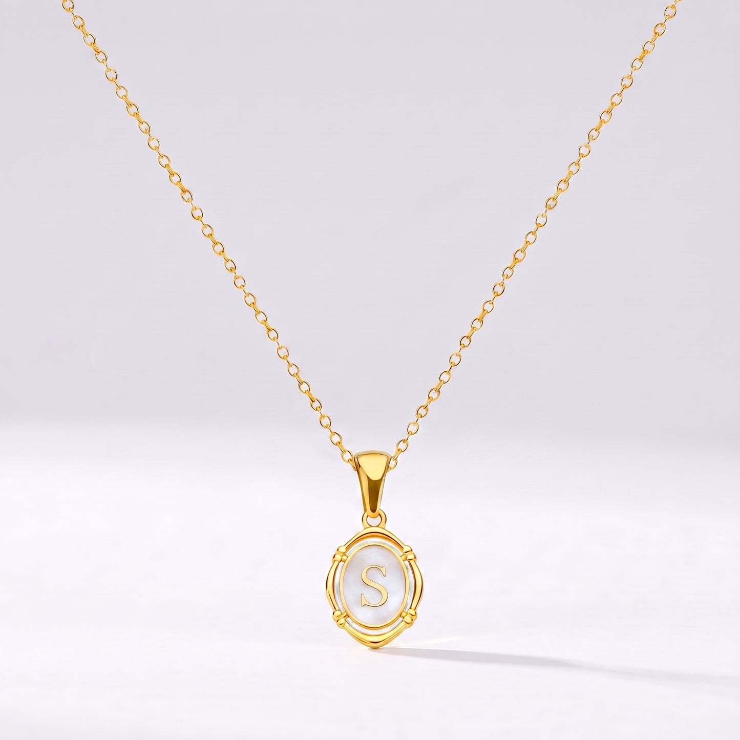 Colar oval com letra personalizada S dourado