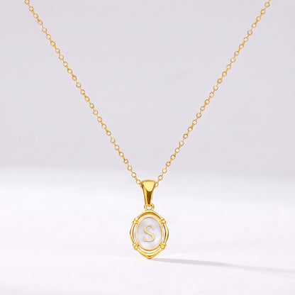 Colar oval com letra personalizada S dourado