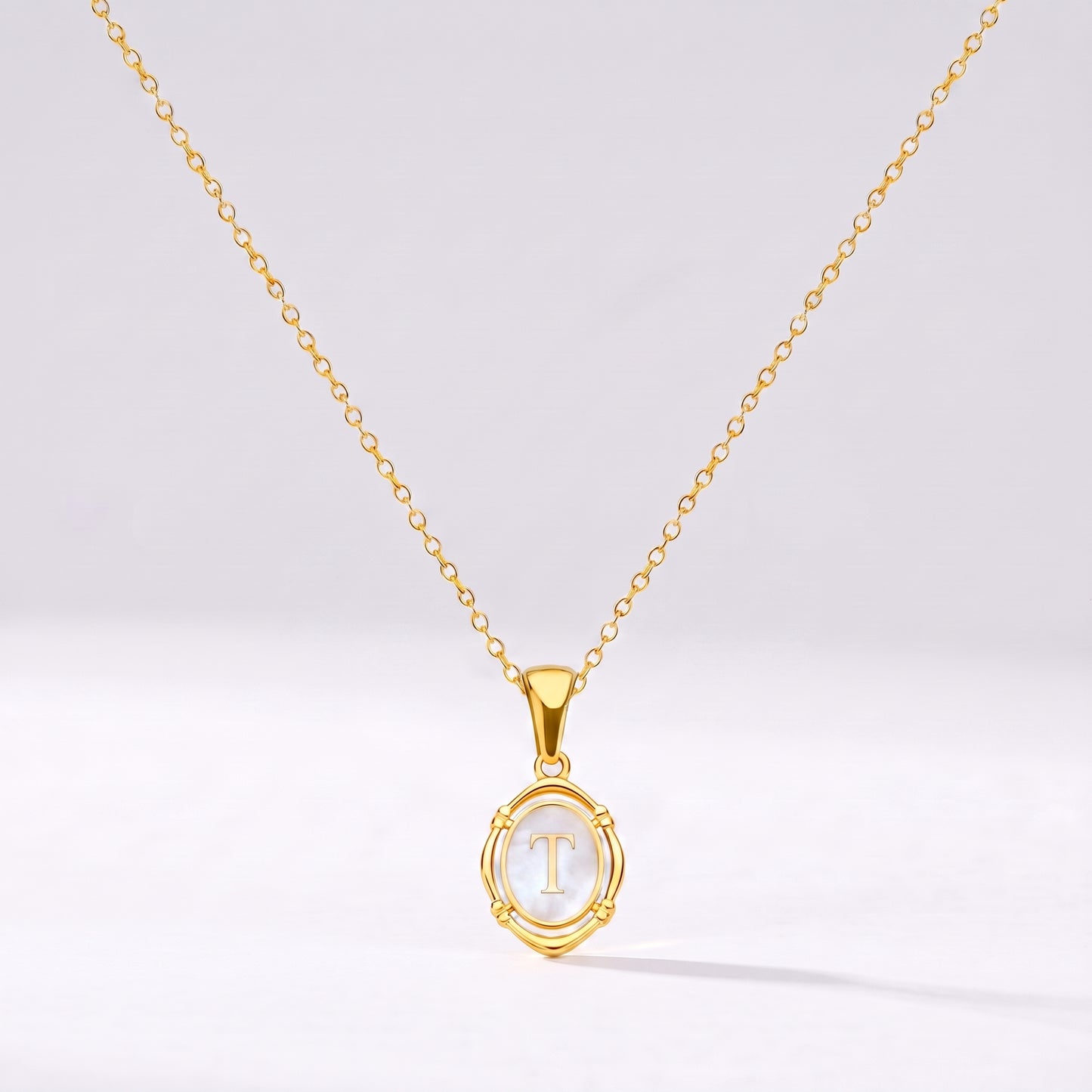 Colar oval com letra personalizada T dourado