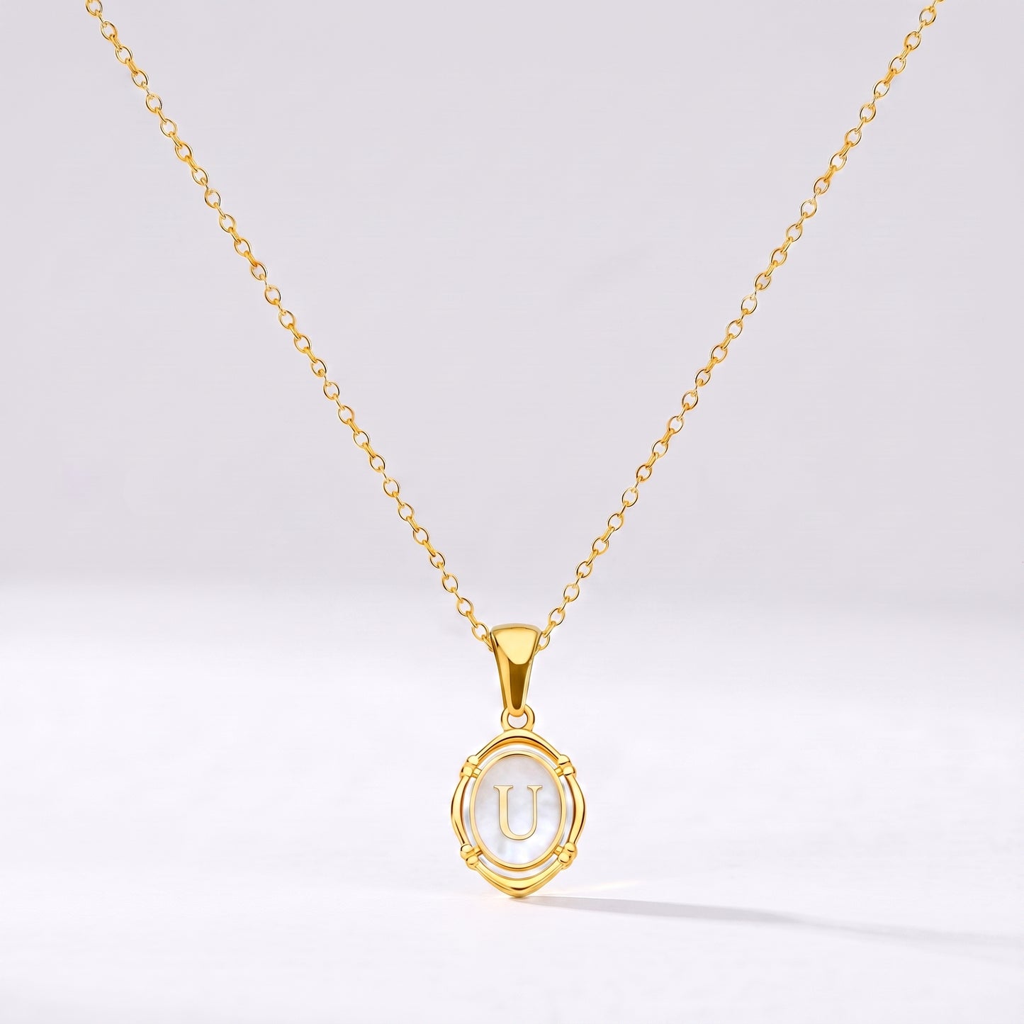 Colar oval com letra personalizada U dourado