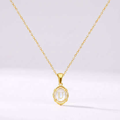 Colar oval com letra personalizada U dourado