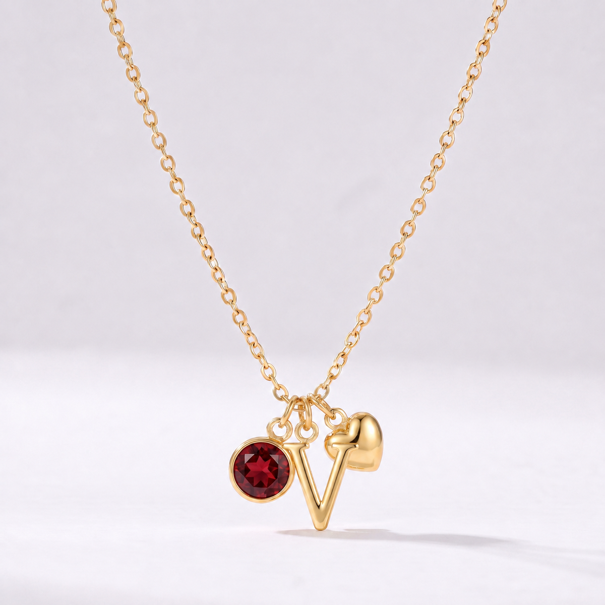 Colar letra V dourado com pedra de nascimento e coração