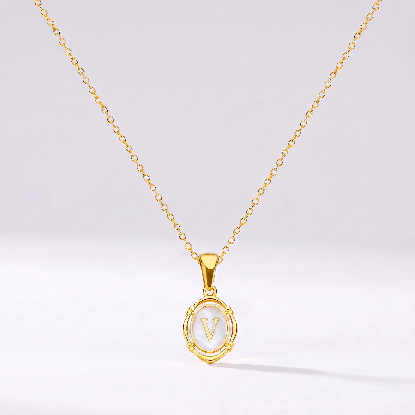 Colar oval com letra personalizada V dourado
