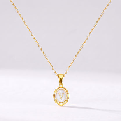 Colar oval com letra personalizada V dourado