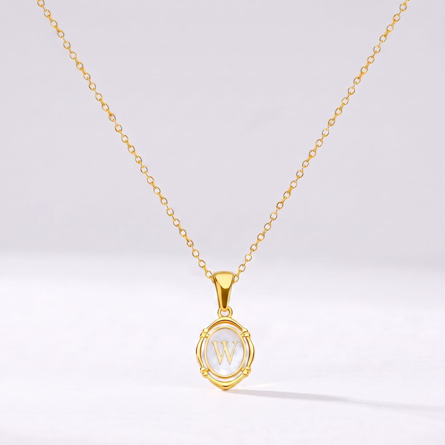 Colar oval com letra personalizada W dourado