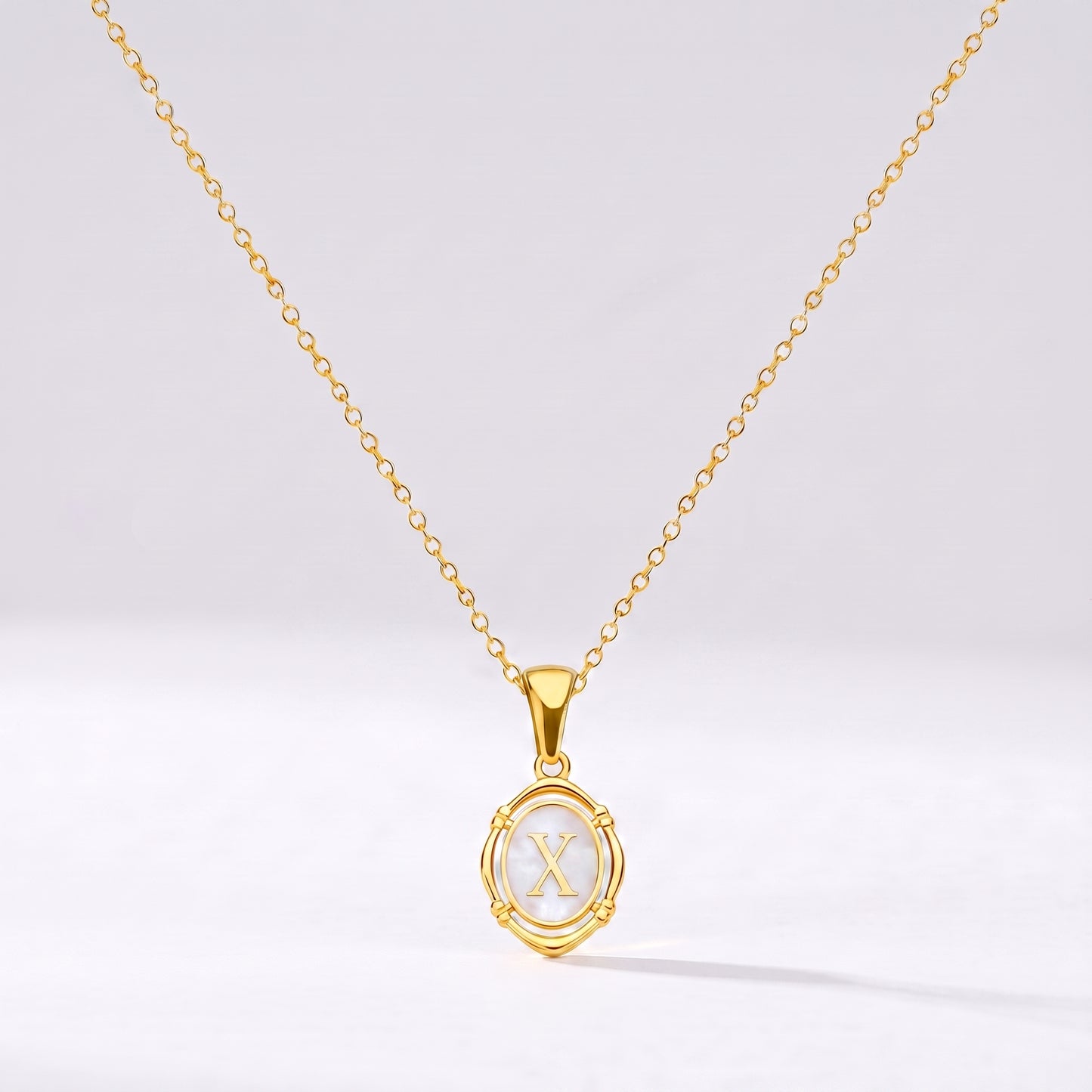 Colar oval com letra personalizada X dourado