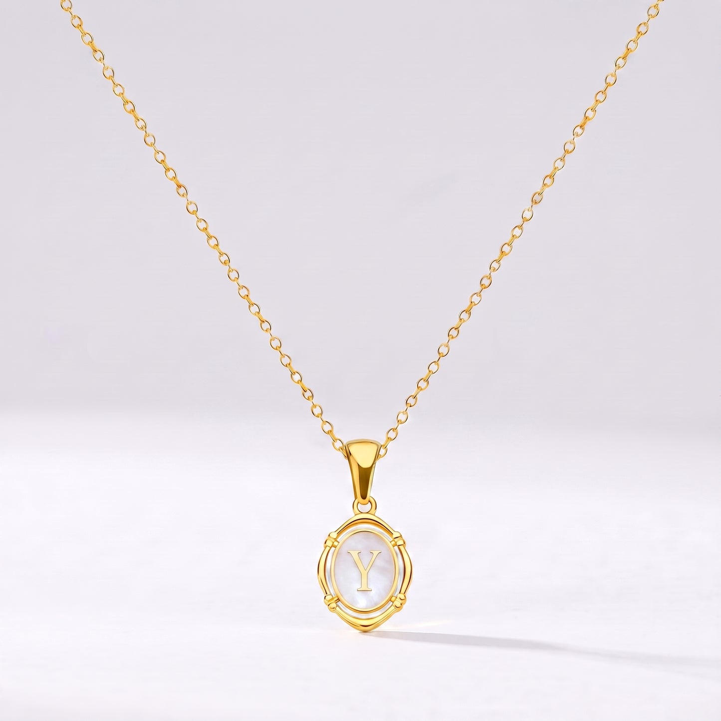 Colar oval com letra personalizada Y dourado