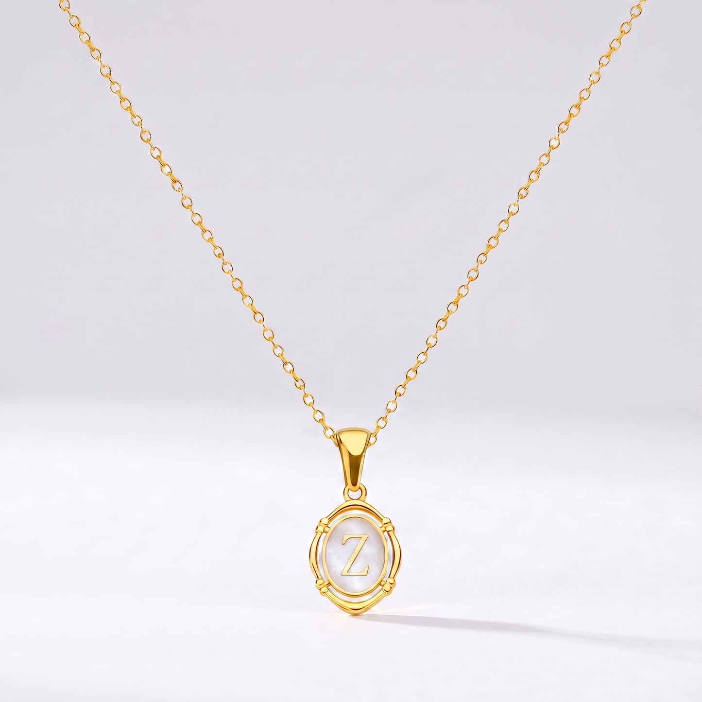 Colar oval com letra personalizada Z dourado