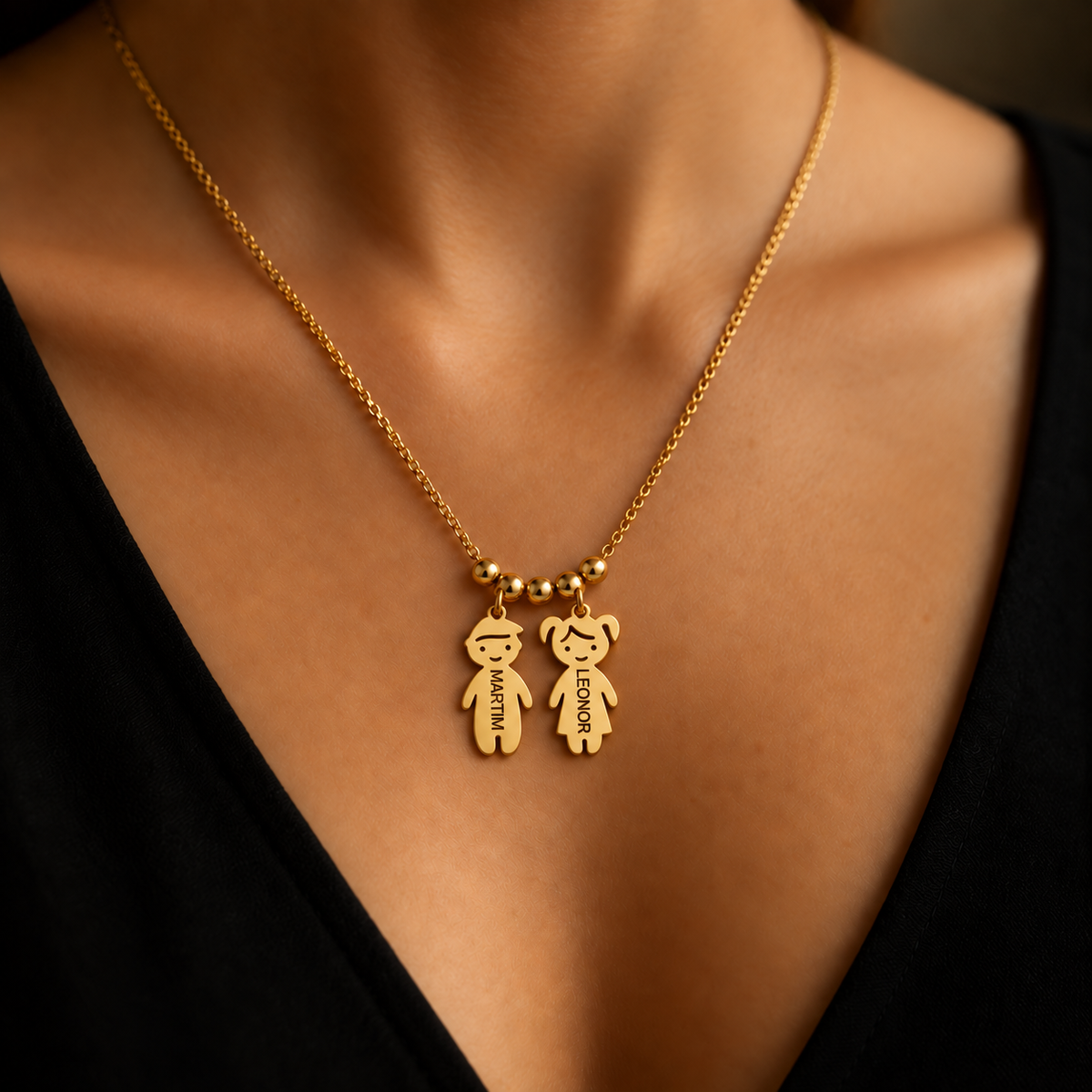 Colar Filhos com Nome dourado em uso — dois filhos, Martim e Leonor