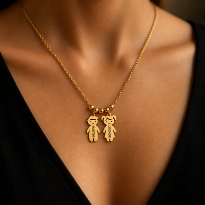 Colar Filhos com Nome dourado em uso — dois filhos, Martim e Leonor