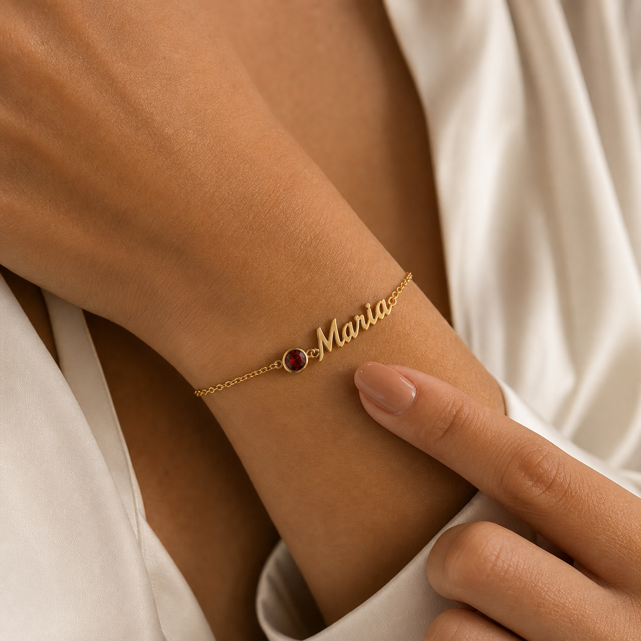 Pulseira Nome e Pedra de Nascimento dourada — Granada (Janeiro), nome Maria no pulso