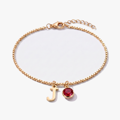 Pulseira letra J dourada com pedra de nascimento Janeiro — Granada