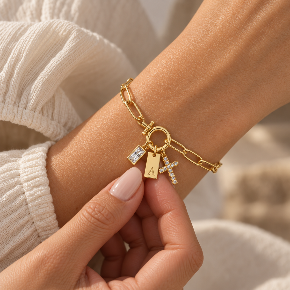 Pulseira dourada com inicial A e cruz em uso