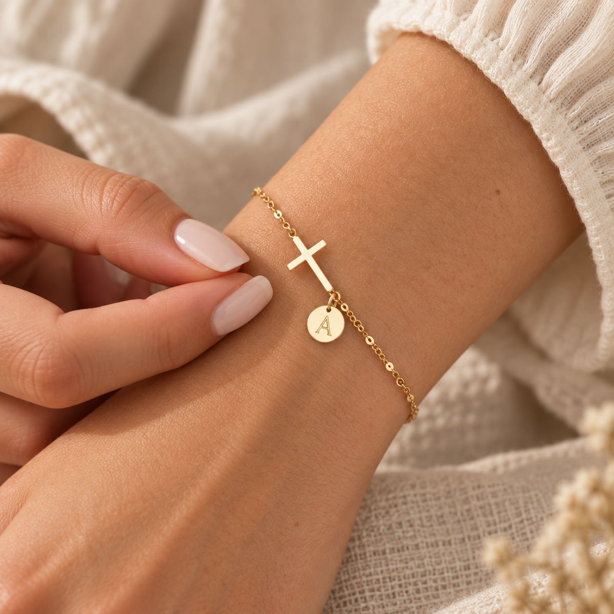 Pulseira personalizada com letra A e cruz dourada — em uso