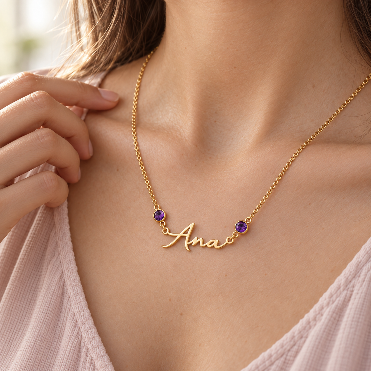 Colar dourado Ana com duas ametistas em uso