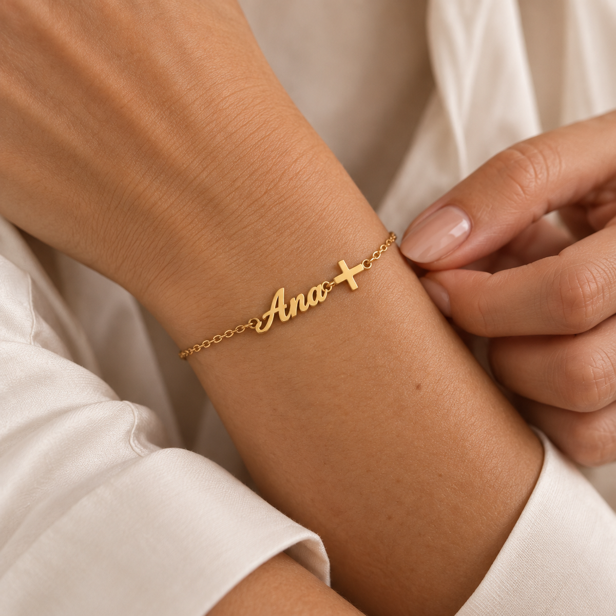 Pulseira dourada Ana com cruz em uso
