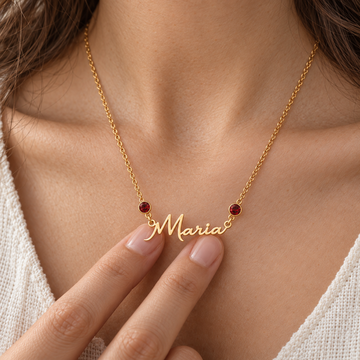 Colar dourado Maria com duas granadas em uso