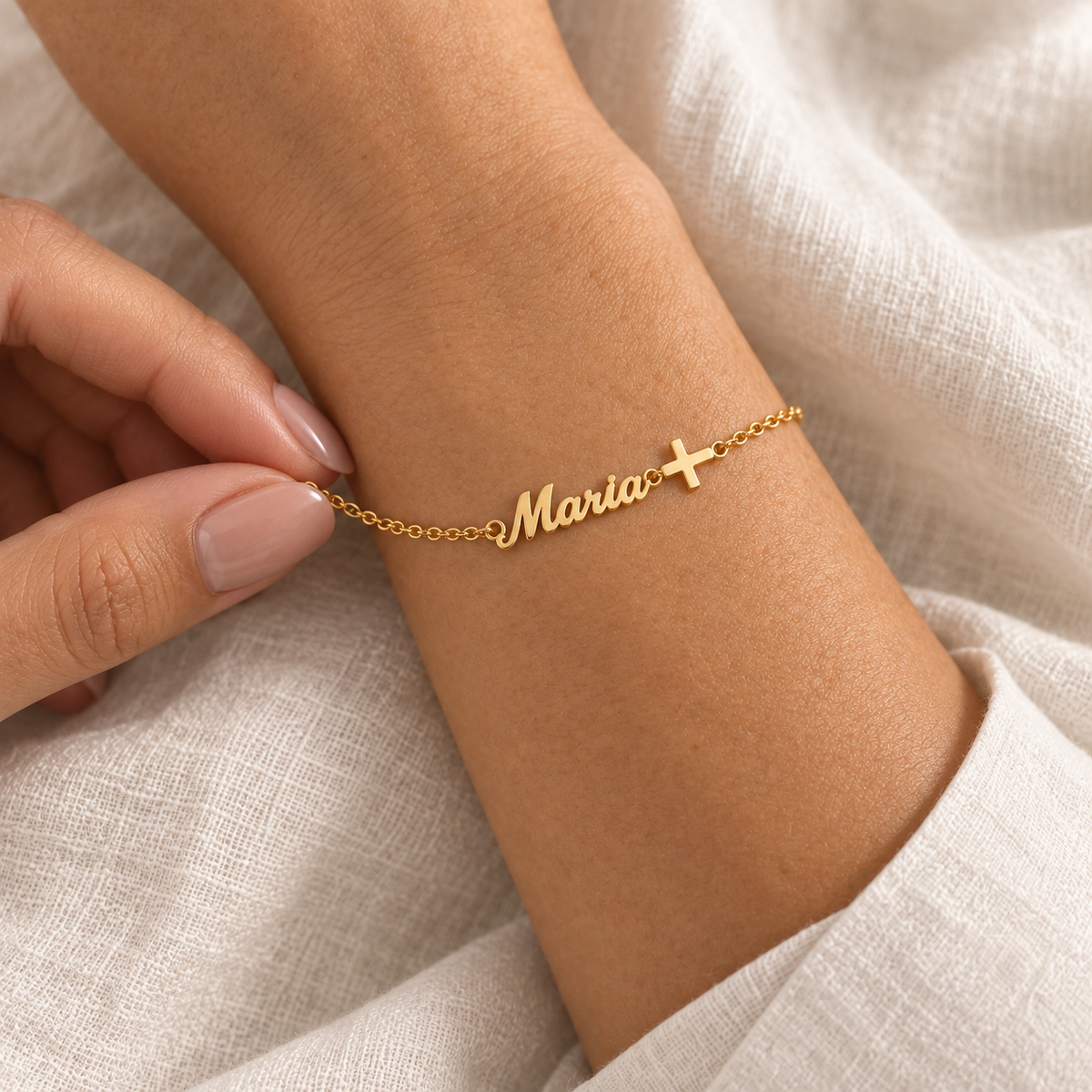 Pulseira dourada Maria com cruz em uso