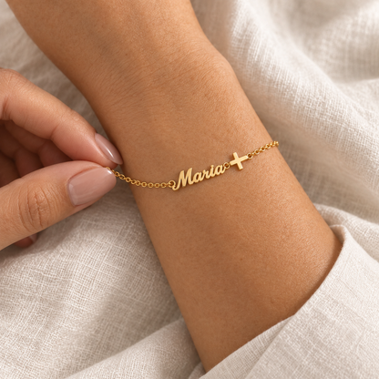 Pulseira dourada Maria com cruz em uso