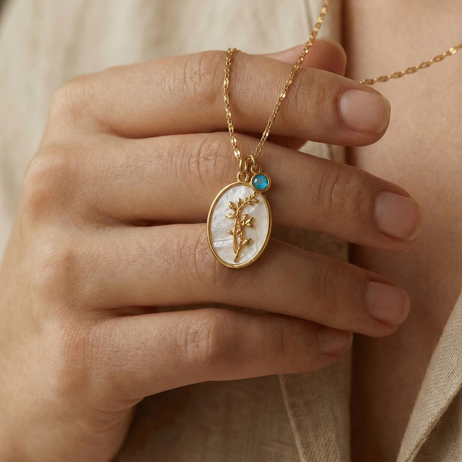 Colar flor do mês dourado no modelo — pedra azul
