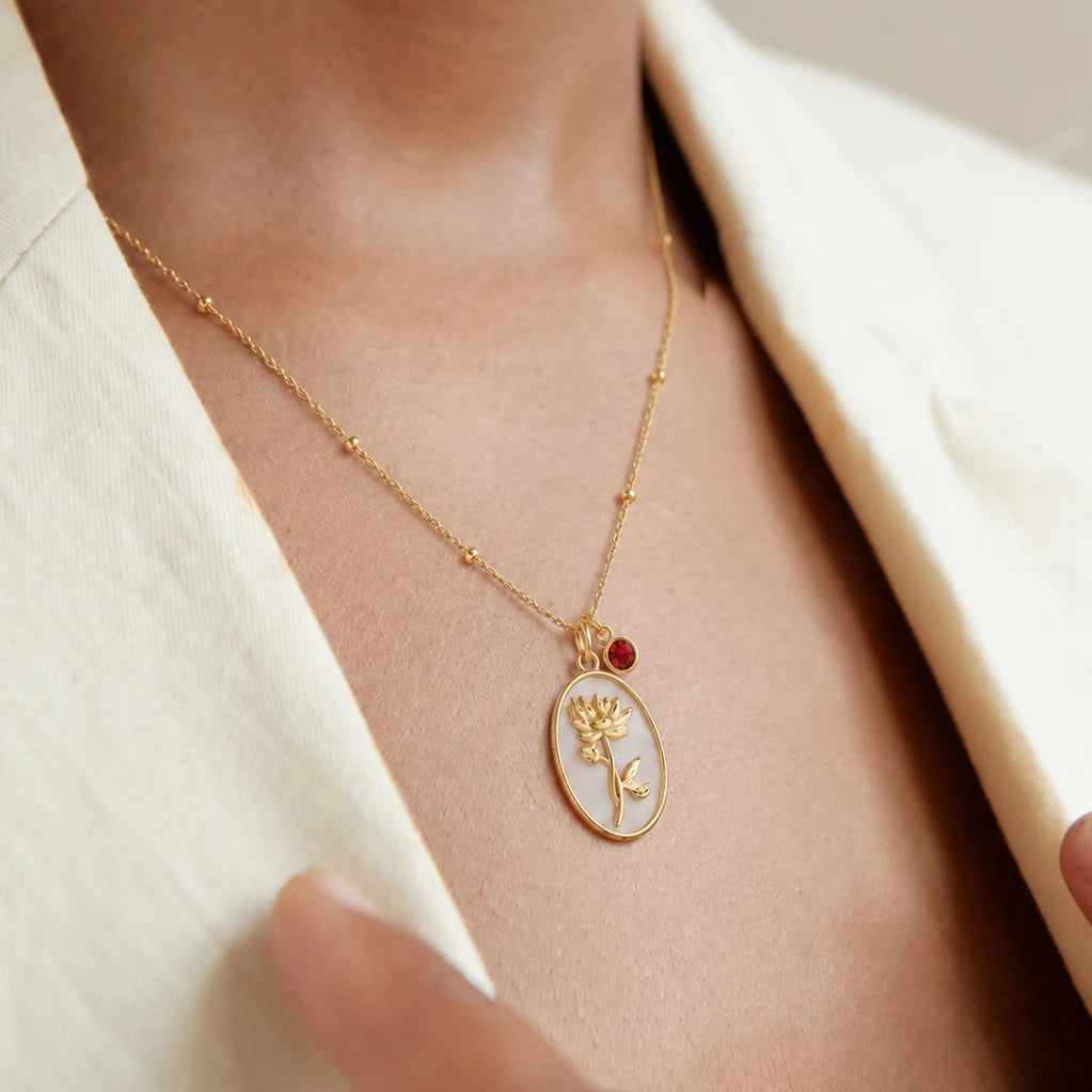 Colar flor do mês dourado no modelo — pedra vermelha