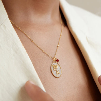 Colar flor do mês dourado no modelo — pedra vermelha