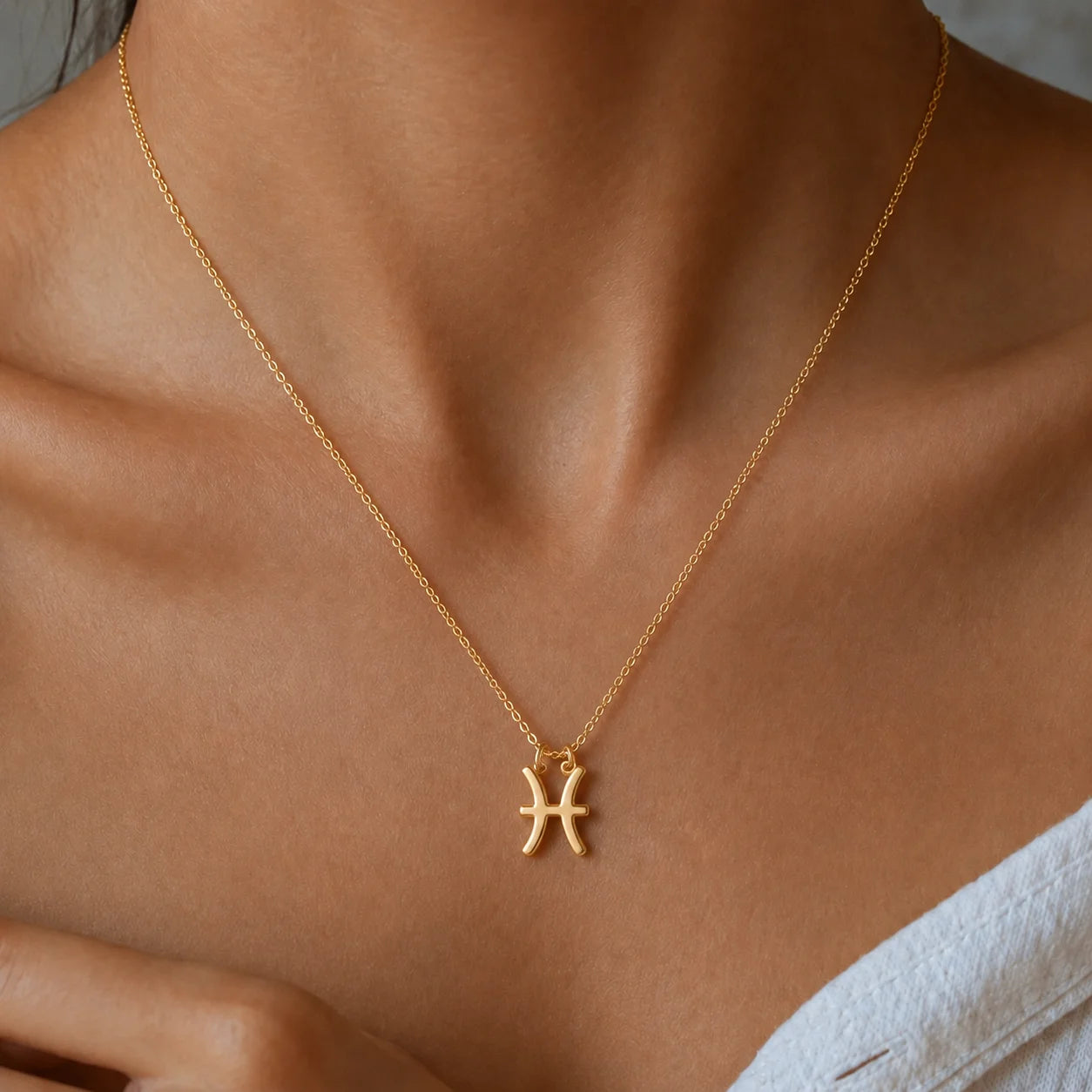 Colar signo Peixes dourado no modelo — símbolo do zodíaco