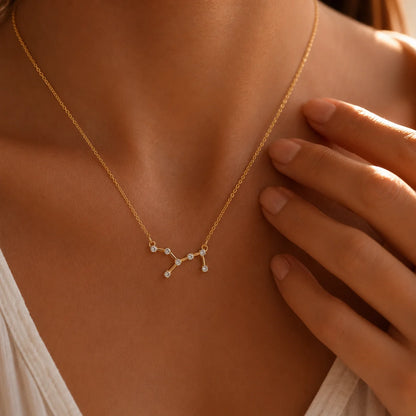 Colar constelação Virgem dourado no modelo com cristais