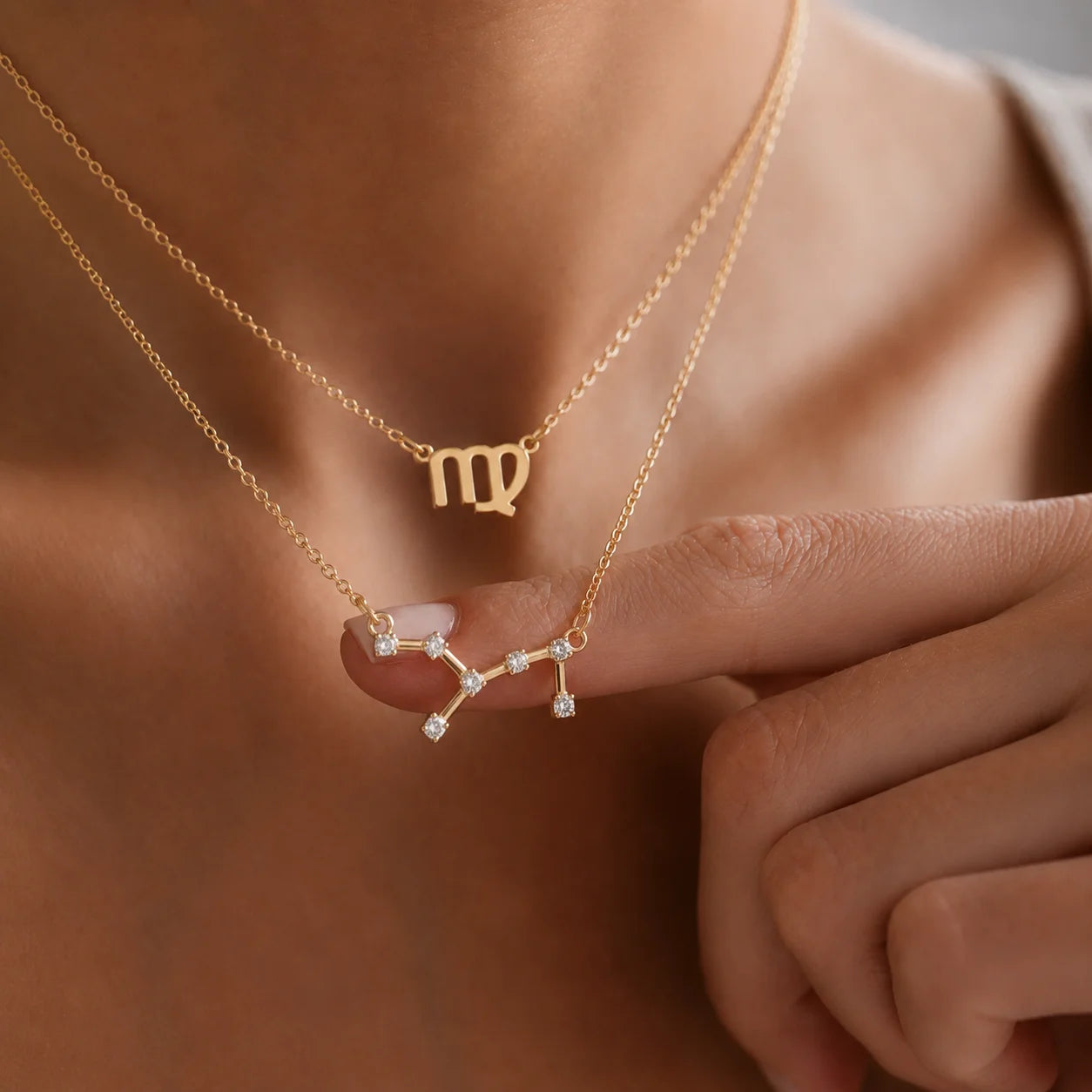 Colares signo e constelação Virgem dourado em camadas no modelo