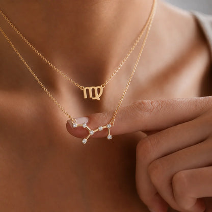 Colares signo e constelação Virgem dourado em camadas no modelo