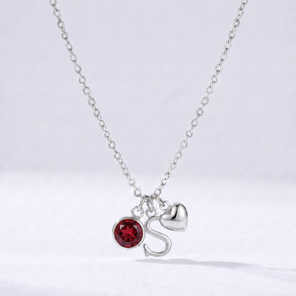 Colar letra S prateado com pedra de nascimento e coração