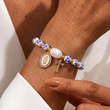 Pulseira azulejo com medalha da Virgem Maria e cruz em uso no pulso