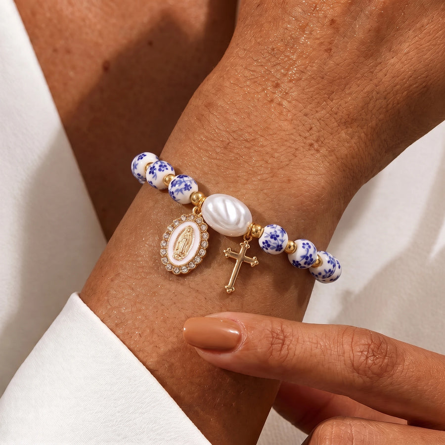 Pulseira azulejo com medalha da Virgem Maria e cruz em uso no pulso