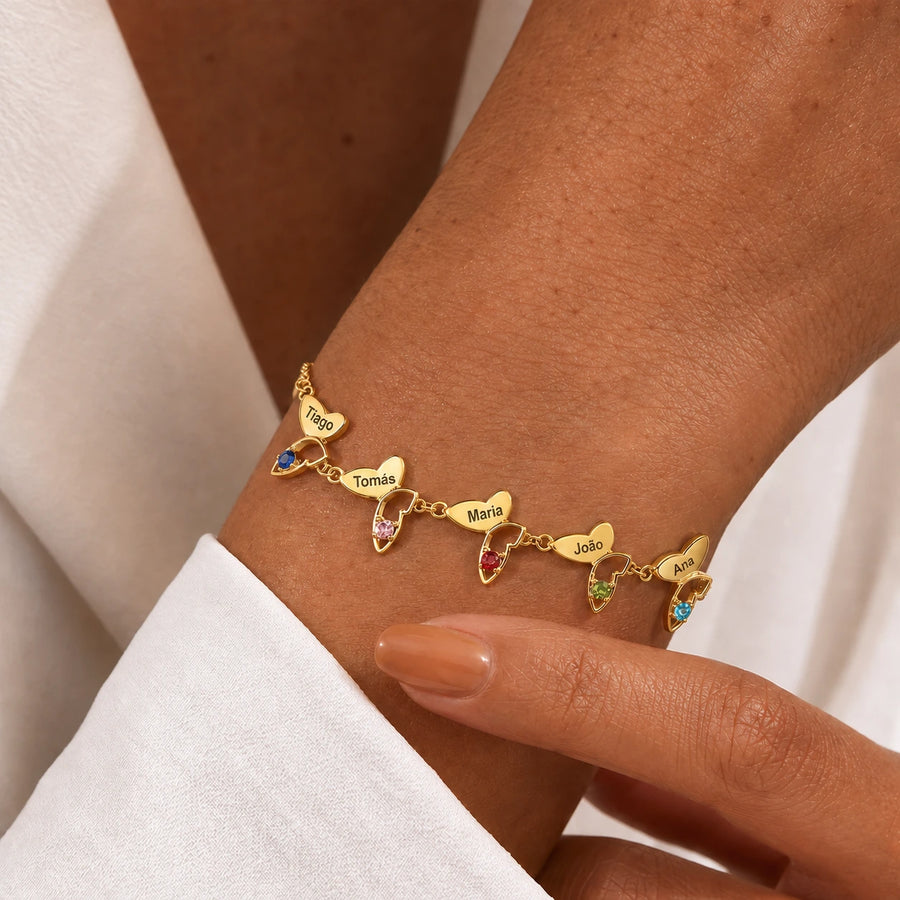 Pulseira Borboleta personalizada dourada em uso no pulso
