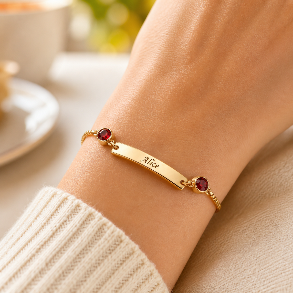 Pulseira de Chapa com Nome e Pedra dourada com Granada no pulso — foto lifestyle