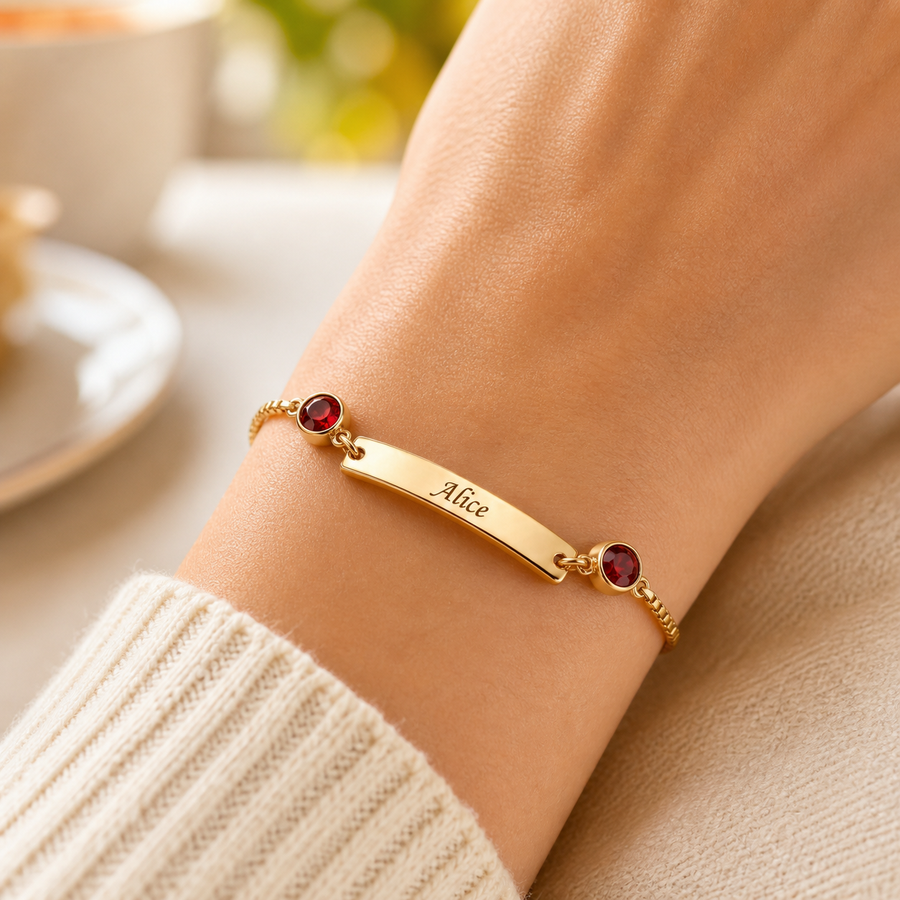 Pulseira de Chapa com Nome e Pedra dourada com Granada no pulso — foto lifestyle