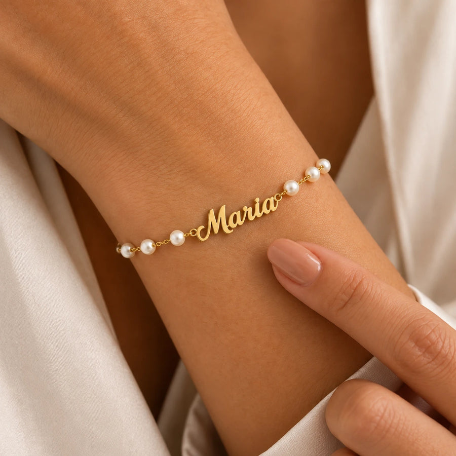 Pulseira com Nome e Pérolas dourada no pulso