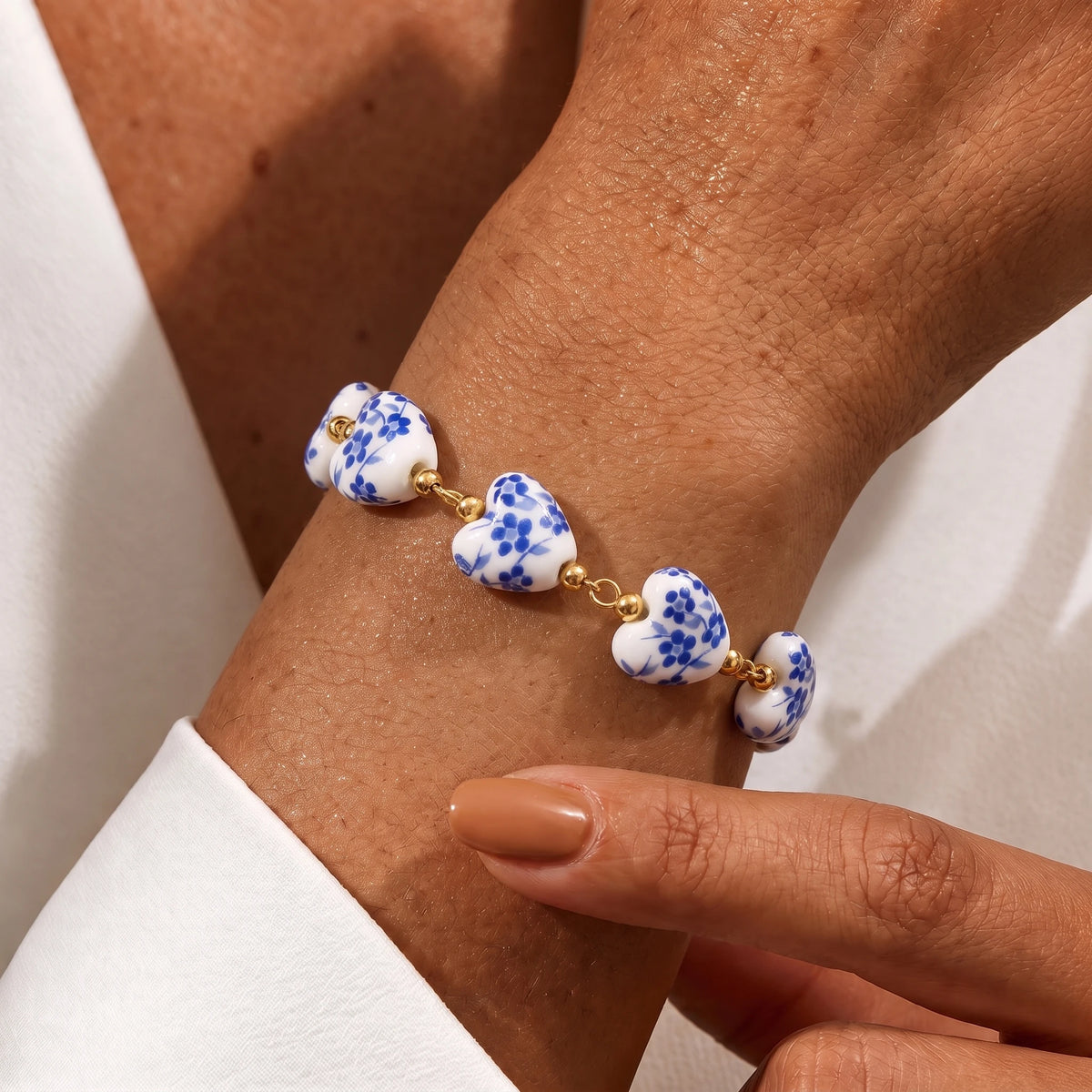 Pulseira coração azulejo em uso no pulso