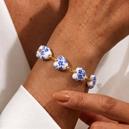 Pulseira coração azulejo em uso no pulso