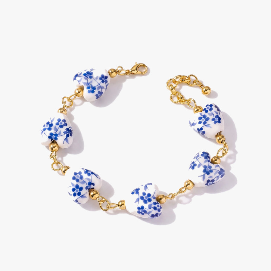 Pulseira coração azulejo — seis corações de cerâmica azul e branca