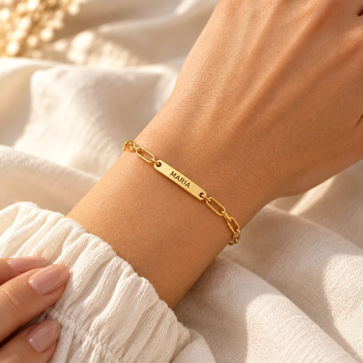 Pulseira de Elos com um nome dourada no pulso