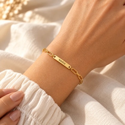 Pulseira de Elos com um nome dourada no pulso