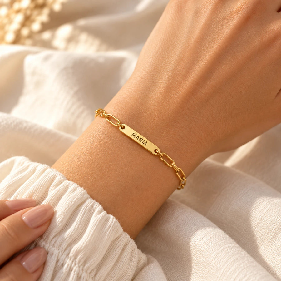 Pulseira de Elos com um nome dourada no pulso